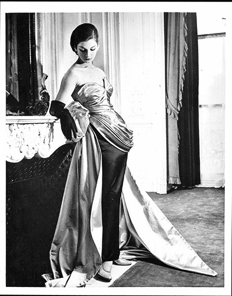 Robe du soir en satin d'Elsa Schiaparelli portée par un mannequin