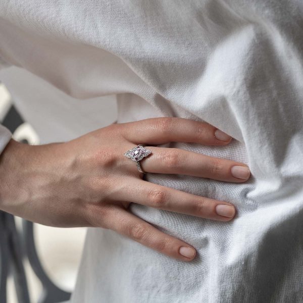 Bague Anya rubis et diamants en porté