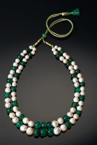 Collier indien de perles et billes d'emeraude relié par un cordon en coton vert et pompon