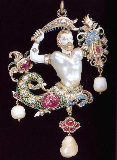 Pendentif formant un triton composé de nacre perles baroque et pierres précieuses