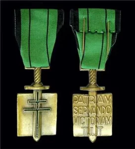Croix de la Libération conçue en 1941 par Tony Mella sur des dessins de Rupert Emmerson & Georges Charity, fabrication atelier John Pinches pour Cartier