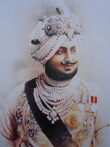 Maharadjah porte un collier de diamants et de perles de plusieurs dizaine de rangs