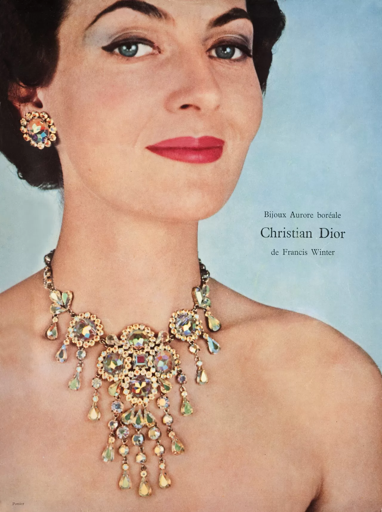 Publicité pour Dior avec mannequin portant une parure collier et boucles d'oreilles sertie de cristaux multicolores
