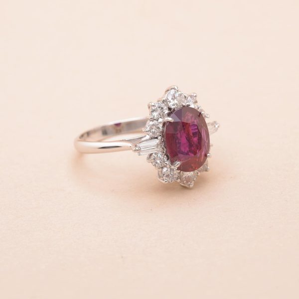 761279_Bague_entourage rubis_diamants