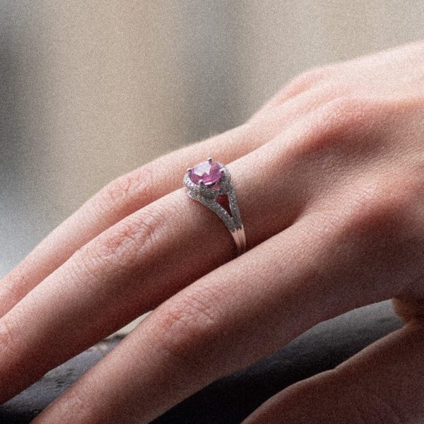 Bague d'occasion ornée d'une pierre rose portée