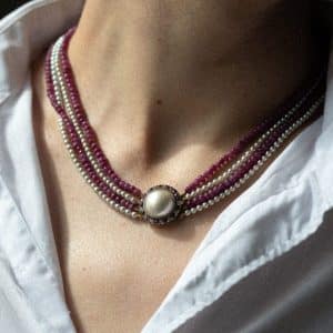 Collier vintage en perle de rubis et perles porté