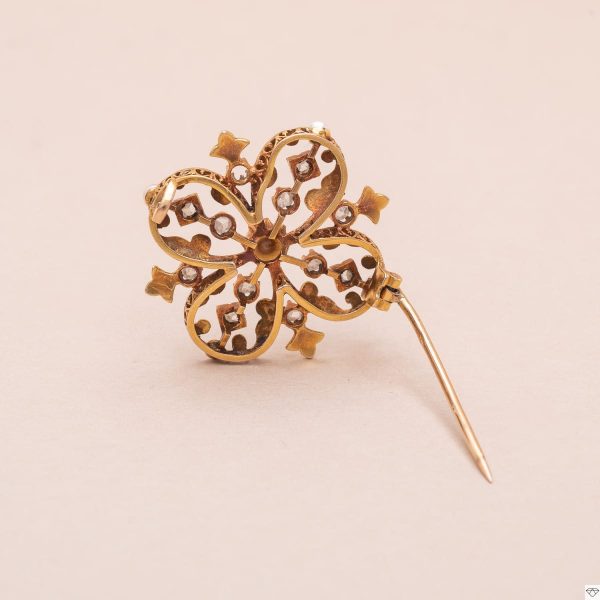 Broche vintage en or jaune ajouré formant une fleur