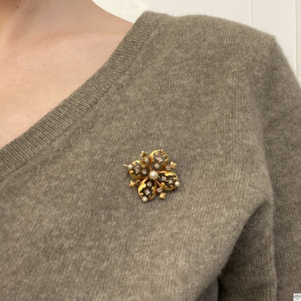 Broche vintage en or jaune ajouré formant une fleur