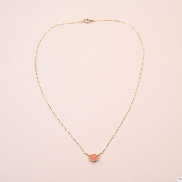 Collier à chaine fine orné d'un motif fixe de corail sertis au centre d'un diamant