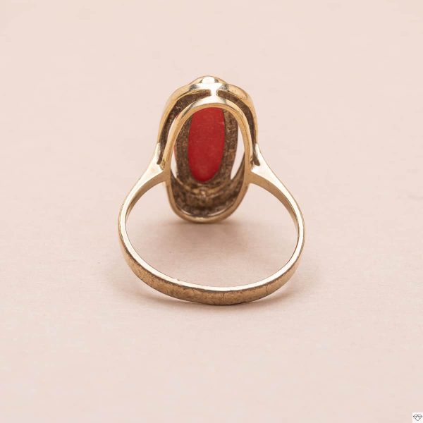 Bague ancienne en or rose sertie d'un cabochon ovale de corail vue de dos