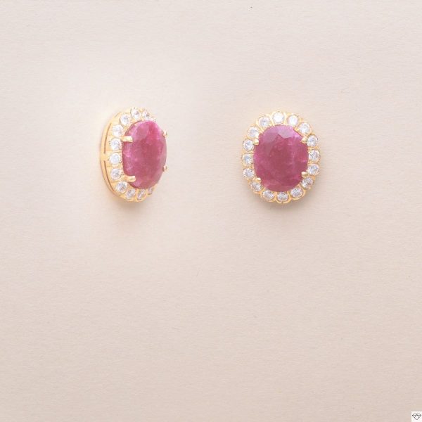 Boucles d'oreilles pompadour sertis de racine de rubis dans un entourage de diamants