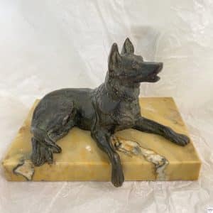 Statuette en bronze figurant un chien type berger couché