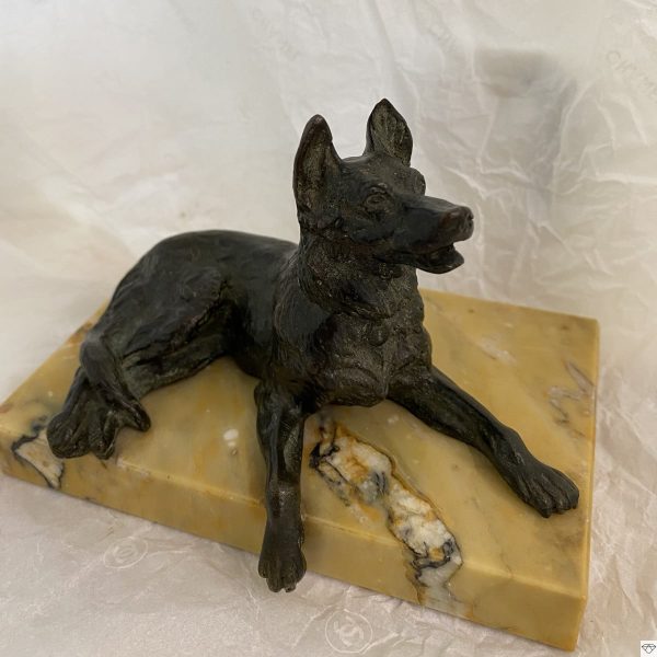 Statuette en bronze figurant un chien type berger couché