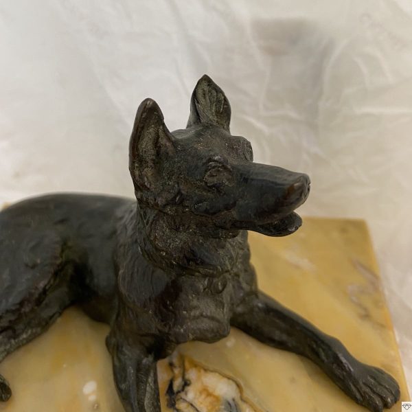 Statuette en bronze figurant un chien type berger couché