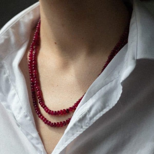 Collier vintage indien composé de perles de racine de rubis