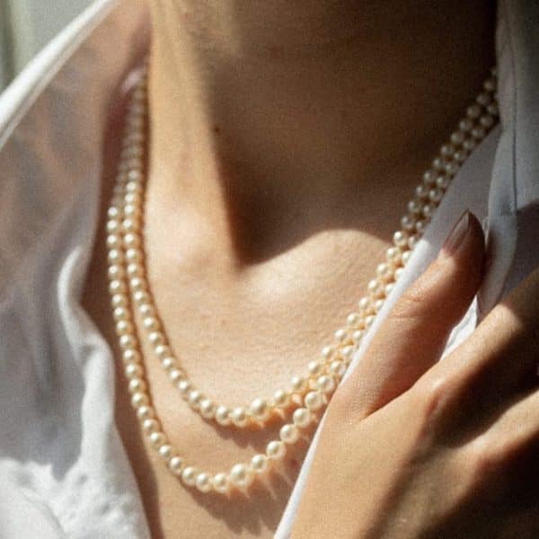 Collier vintage double rangs de perles porté au soleil