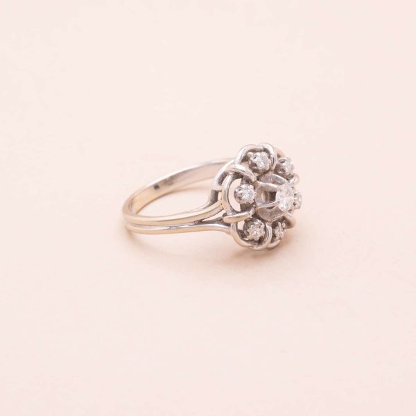 Bague vintage formant un motif de fleurs serti de diamants vue de profil