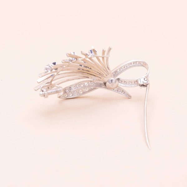 Broche vintage en or blanc de dos