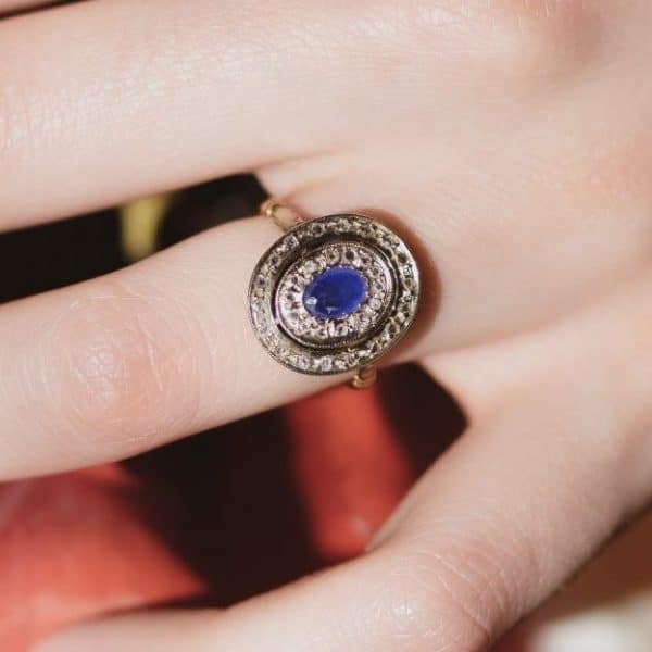 Bague Belle époque saphir et deux rangs portée