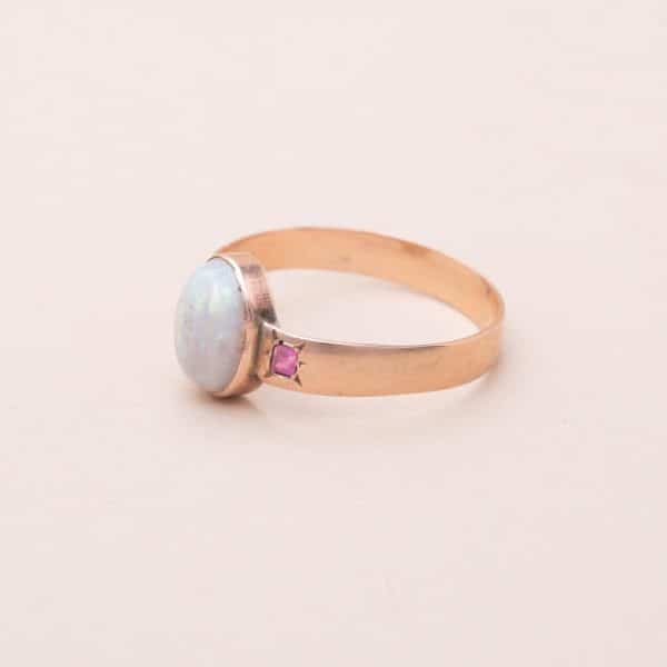 Bague ancienne en or rose et opale