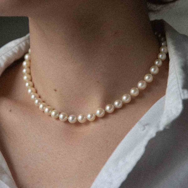 Collier choker en perles de culture blanches légèrement champagnes