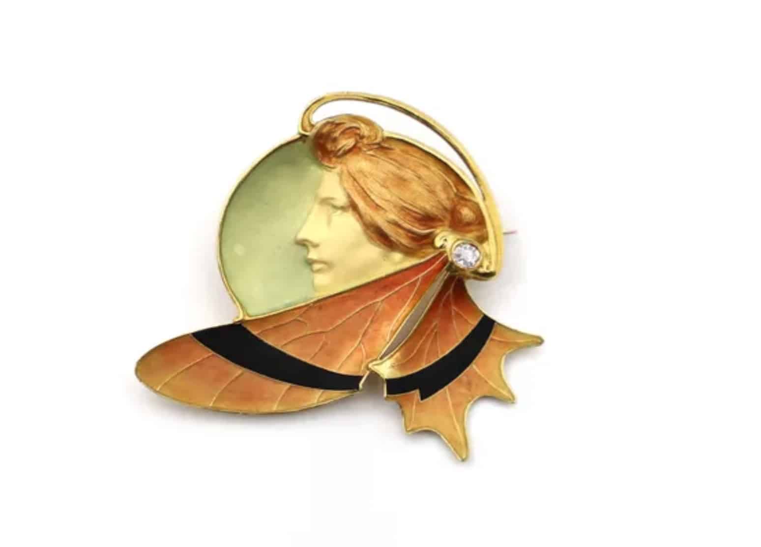 Broche pendentif en or jaune, émail et diamants. 1900. Collection privée.